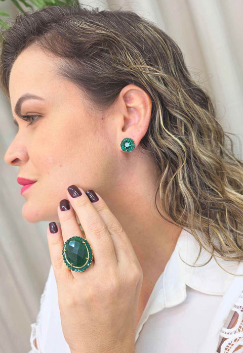 Brinco Vick Carmelita redondo com strass verde esmeralda banhado no dourado