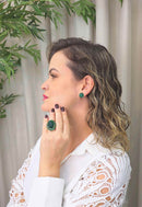 Brinco Vick Carmelita redondo com strass verde esmeralda banhado no dourado