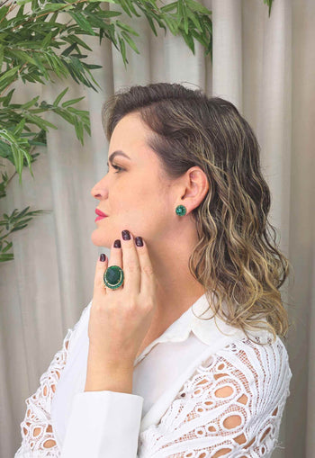 Brinco Vick Carmelita redondo com strass verde esmeralda banhado no dourado