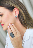 Brinco Inscrição oval com pedras verdes e hematite banhado no grafite