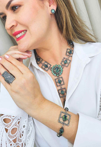 Brinco Inscrição oval com pedras verdes e hematite banhado no grafite