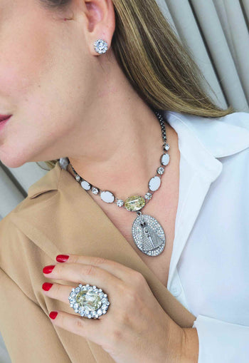 Brinco Glória oval com pedras cristais banhado no grafite