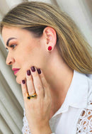 Brinco Festa de Gala pequeno de pedras vermelhas banhado no dourado