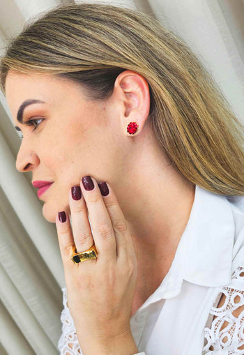 Brinco Festa de Gala pequeno de pedras vermelhas banhado no dourado