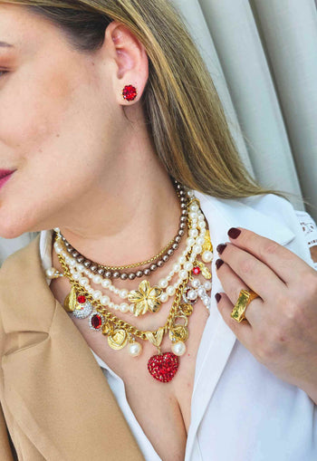 Brinco Festa de Gala pequeno de pedras vermelhas banhado no dourado