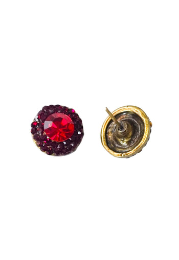 Brinco Vick Fortaleza com strass vermelho siam no banho ouro velho