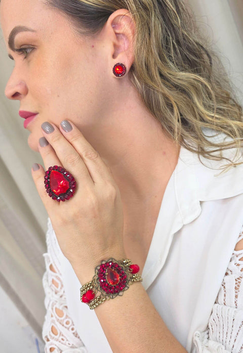 Brinco Vick Fortaleza com strass vermelho siam no banho ouro velho