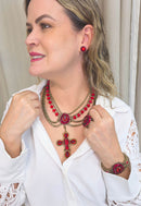 Brinco Vick Fortaleza com strass vermelho siam no banho ouro velho
