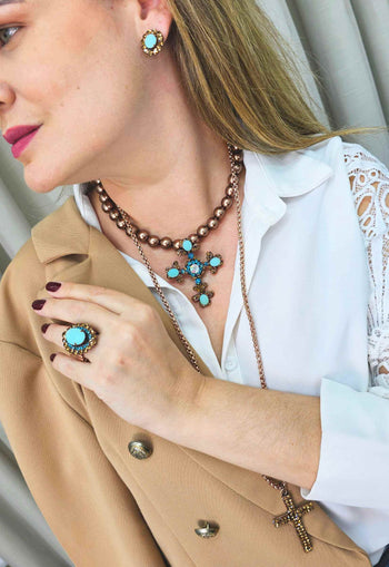 Brinco Radiância classic com pedras marrons e azuis banhado no vintage