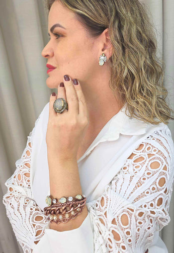 Brinco Bruna: Elegante Oval com Pedras Opala e Strass Cristal no Vintage | Estilo Vintage Chic
