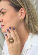Brinco Flor da Alma: Pequeno e Delicado com Strass Marrom no Vintage | Favorito das Saharetes