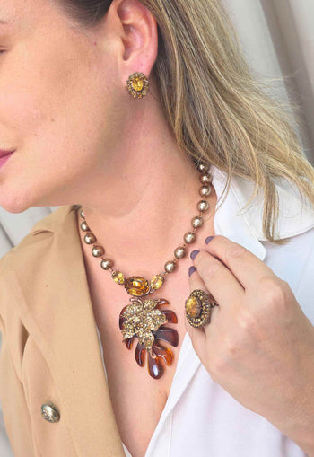 Brinco Flor da Alma: Pequeno e Delicado com Strass Marrom no Vintage | Favorito das Saharetes