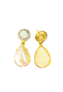 Brinco Taciana classico de gota de pérolas e strass cristal e leitoso banhado no dourado