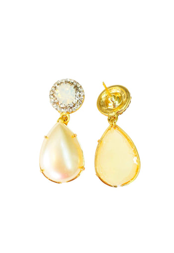 Brinco Taciana classico de gota de pérolas e strass cristal e leitoso banhado no dourado