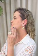 Brinco Taciana classico de gota de pérolas e strass cristal e leitoso banhado no dourado