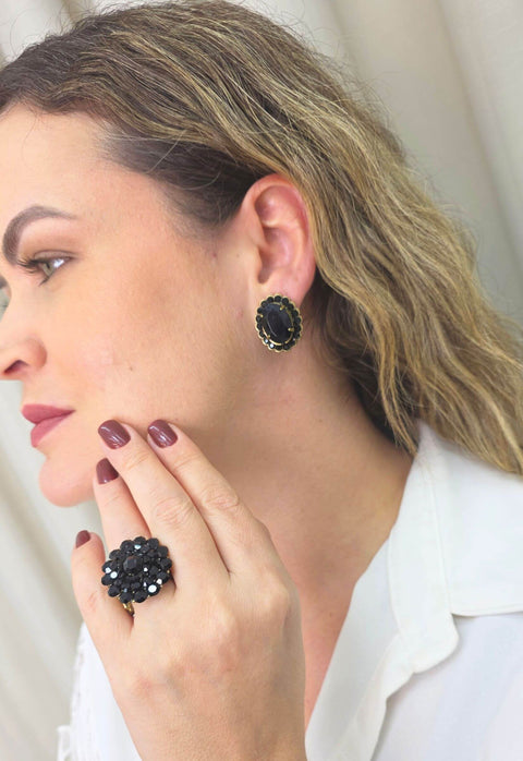 Brinco Janira redondo de pedras pretas banhado no ouro velho