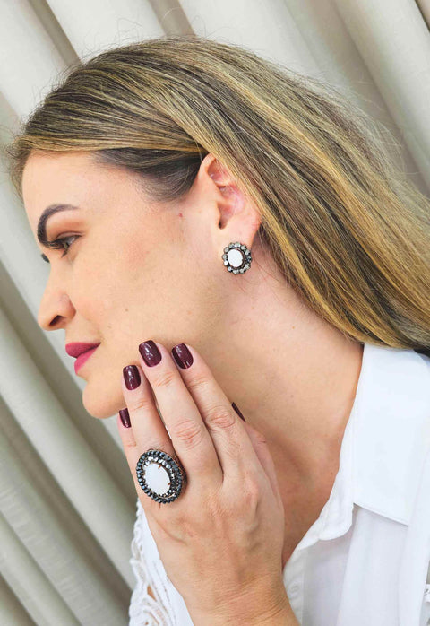 Brinco Naomi oval com pedras brancas e strass hematite banhado no vintage