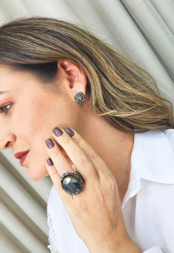 Brinco Madeline ouro velho com pedras hematite e black diamond