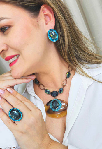 Brinco Propósito oval com pedras verdes e azuis banhado no vintage