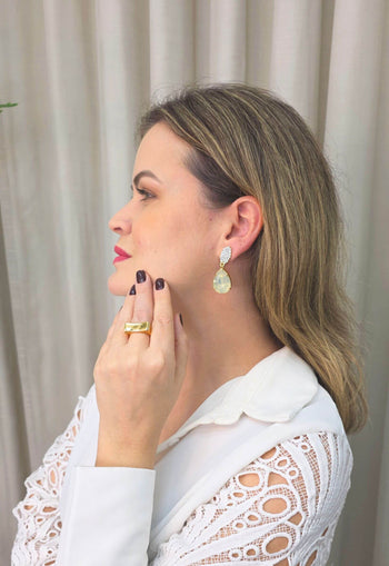 Brinco Taciana classico de gota leitosa banhado no dourado