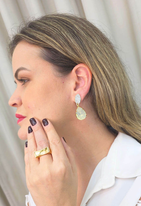 Brinco Taciana classico de gota leitosa banhado no dourado