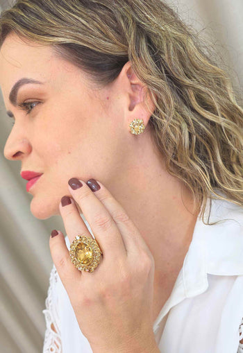 Brinco Yonara Gold: Pequeno e Delicado com Pedras Douradas no Dourado | Essencial para o Dia a Dia