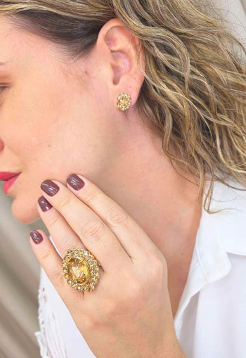 Brinco Yonara Gold: Pequeno e Delicado com Pedras Douradas no Dourado | Essencial para o Dia a Dia