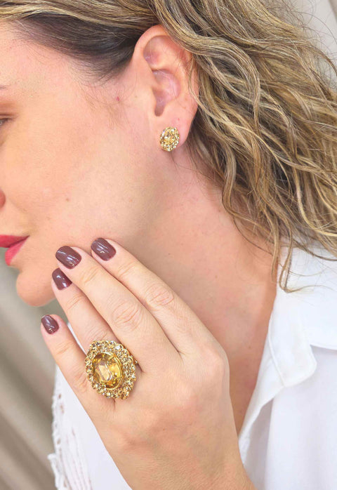 Brinco Yonara Gold: Pequeno e Delicado com Pedras Douradas no Dourado | Essencial para o Dia a Dia