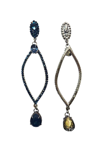 Brinco Enigma azul com strass e gotas banhado no grafite