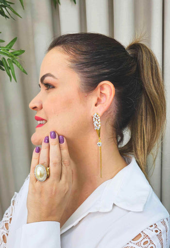 Brinco Musa de gota cristal e franjas douradas