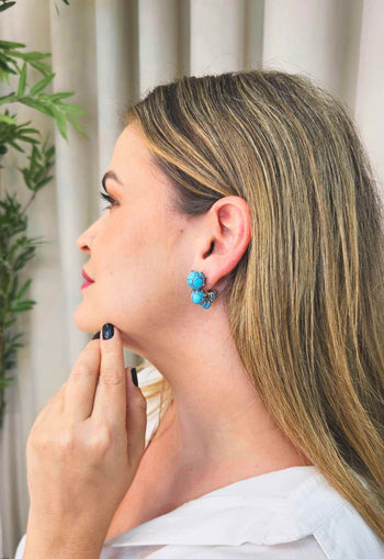 Brinco de argola Vera com pedras azul turquesa banhada no prata