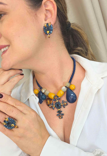 Brinco Tarsila: Elegante com Pedras Âmbar e Azul Marinho no Vintage | Peça Exclusiva