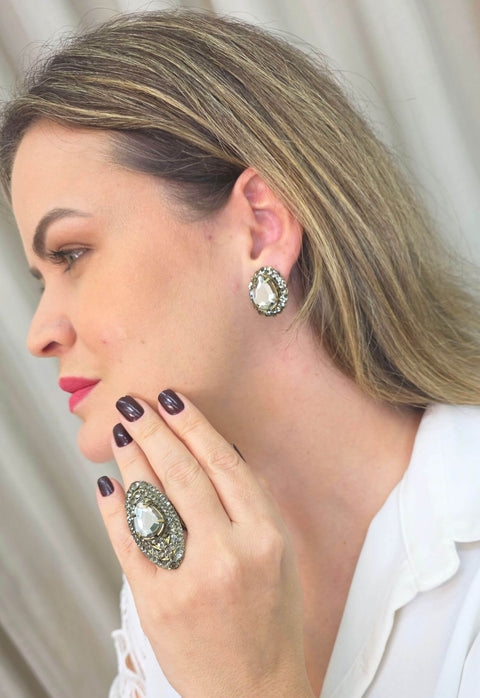 Brinco Arlete oval com pedras black diamond banhado no ouro velho