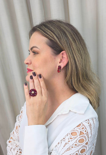 Brinco Maria da Conceição pequeno de pedras vermelhas banhado no ouro velho