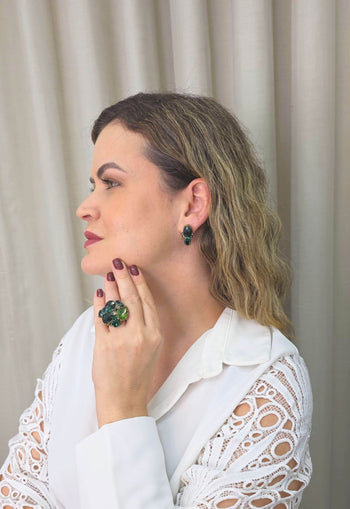 Brinco Maria Filó pequeno de pedras verde banhado no ouro velho