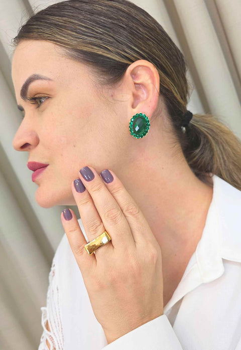 Brinco Greta: Elegante Oval com Verde Esmeralda no Dourado | Feito a Mão
