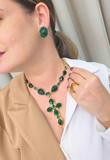 Brinco Greta: Elegante Oval com Verde Esmeralda no Dourado | Feito a Mão