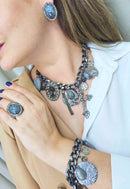 Brinco Zoraide oval com pedra cinza e strass black diamond banhado no grafite