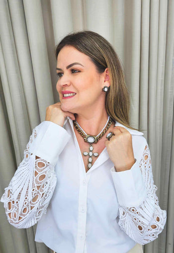 Brinco Fascínio oval com pedras brancas e hematite banhado no ouro velho