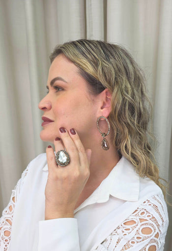 Brinco Lambrusco oval com strass e pedras black diamond banhado no vintage