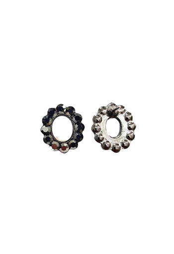 Brinco Valquíria oval com pedra leitosa e strass hematite banhado no grafite