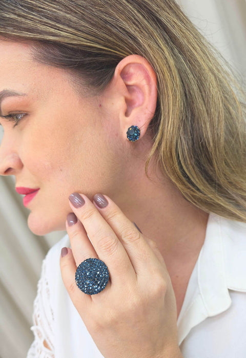 Brinco Dandara oval com strass azul banhado no ouro velho