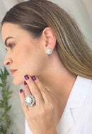 Brinco Vick Sandra: Redondo Delicado com Pérolas e Strass no Ouro Velho | Curadoria Sahara