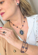 Brinco Vick Ibiza estilo Clássico: Redondo com Pedras Azuis e Pêssego no Vintage | Acessórios que brilham