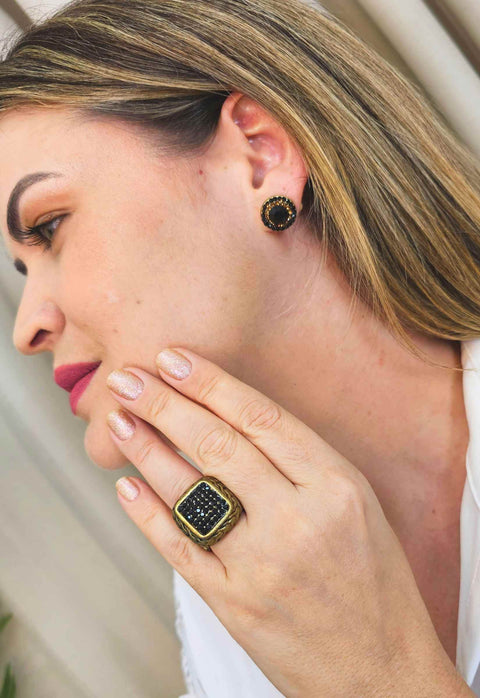 Brinco Vick Cândida redondo marrom e preto banhado no ouro velho