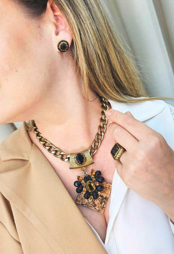 Brinco Vick Cândida redondo marrom e preto banhado no ouro velho