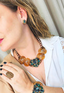 Brinco Sublime ouro velho com pedras verdes e marrons