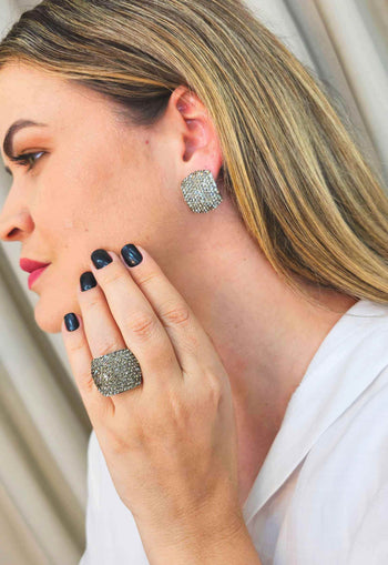 Brinco Estela retangular com pedras black diamond banhado no prata