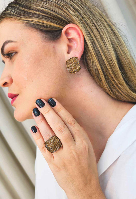 Brinco Estela retangular com pedras smoked banhado no vintage