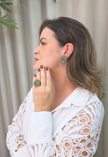 Brinco Ozana: Redondo Clássico com Pedras Azuis e Topázio no Ouro Velho | Lançamento Exclusivo
